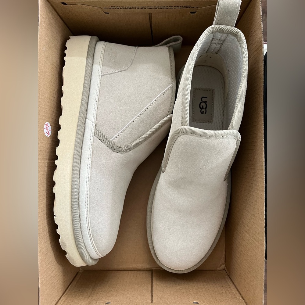 Never worn ugg size 41 fits like a womens size 9